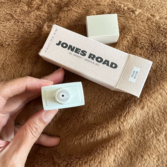 Road Jones gel bronzer in color medium - Picture 5 of 7